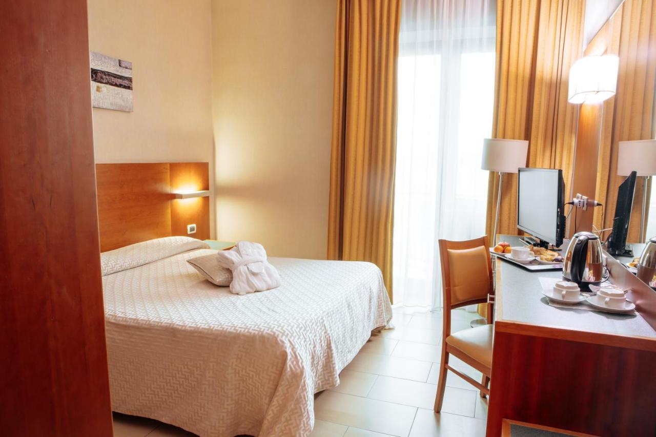 Hotel Amico Città Sant'Angelo Esterno foto