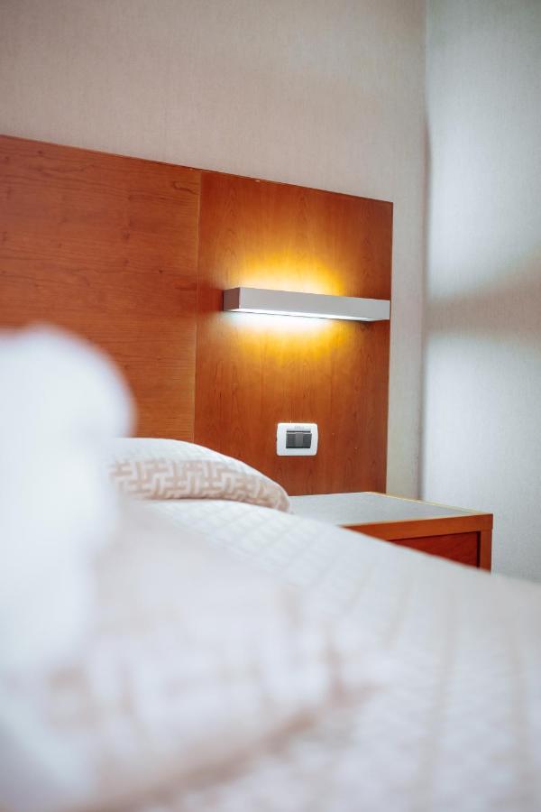Hotel Amico Città Sant'Angelo Esterno foto