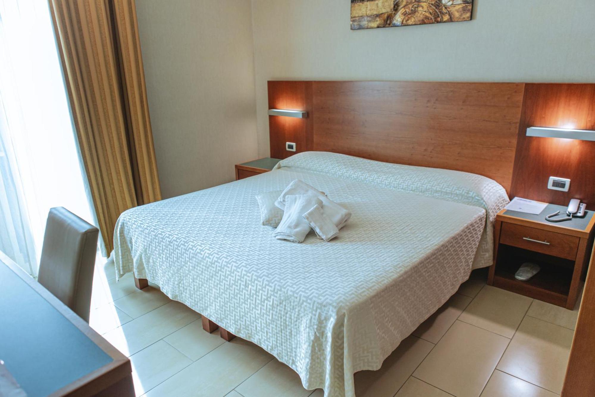 Hotel Amico Città Sant'Angelo Esterno foto