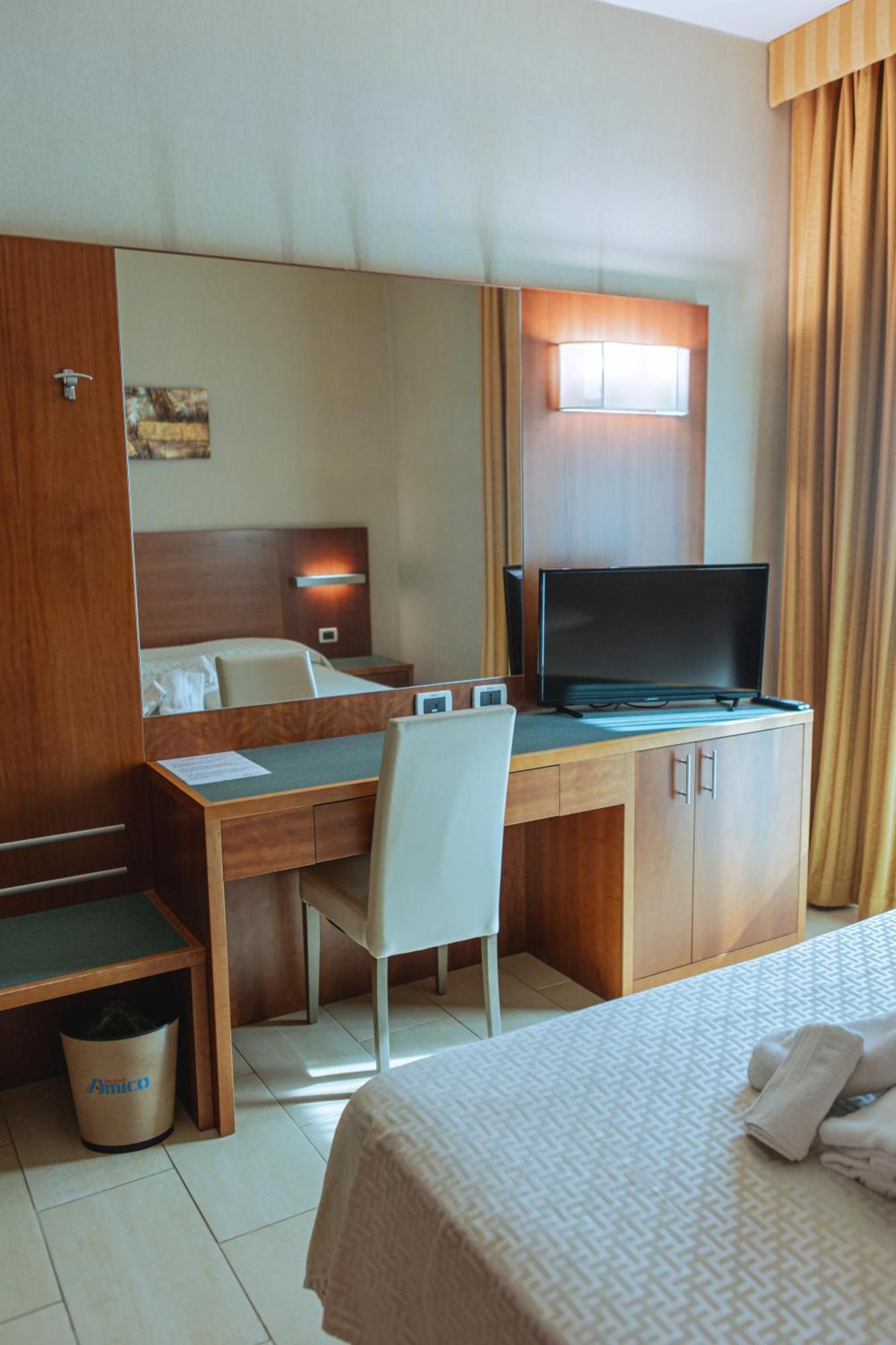 Hotel Amico Città Sant'Angelo Esterno foto